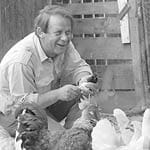 Der Schriftsteller Siegfried Lenz im Jahr 1973 auf einem Bauernhof.