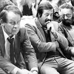 Siegfried Lenz (von links nach rechts) und Günter Grass sitzen mit dem Literaturkritiker Fritz J. Raddatz beim Kongress des Verbandes Deutscher Schriftsteller in München im März 1980 in der ersten Reihe.