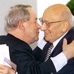Mit einer Umarmung bedankt sich Siegfried Lenz (links) im August 1999 in der Frankfurter Paulskirche bei seinem Freund Marcel Reich-Ranicki, der anlässlich der Verleihung des Goethe-Preises an Lenz die Laudatio gehalten hatte.