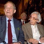 Siegfried Lenz und seine Ehefrau Liselotte im Oktober 2004 im großen Saal des Rathauses in Hamburg.