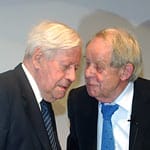 Altbundeskanzler Helmut Schmidt (links) unterhält sich im Mai 2007 in Hamburg nach der Verleihung der "Goldenen Feder 2007" an Schmidts Ehefrau "Loki" mit dem Laudator, dem Schriftsteller Siegfried Lenz.