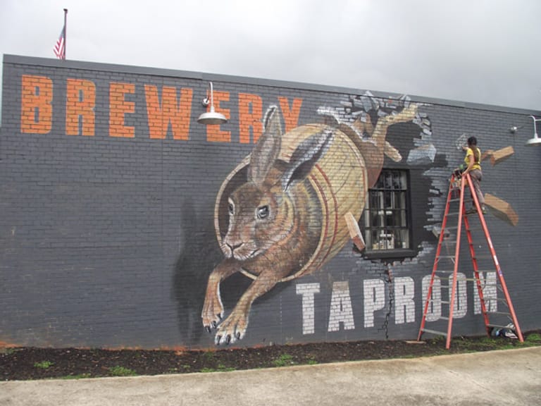 Die Fassadenmalerei auf dem "Taproom" der Mikrobrauerei Swamp Rabbit in Greenville zeigt, wo der Hase lang läuft.