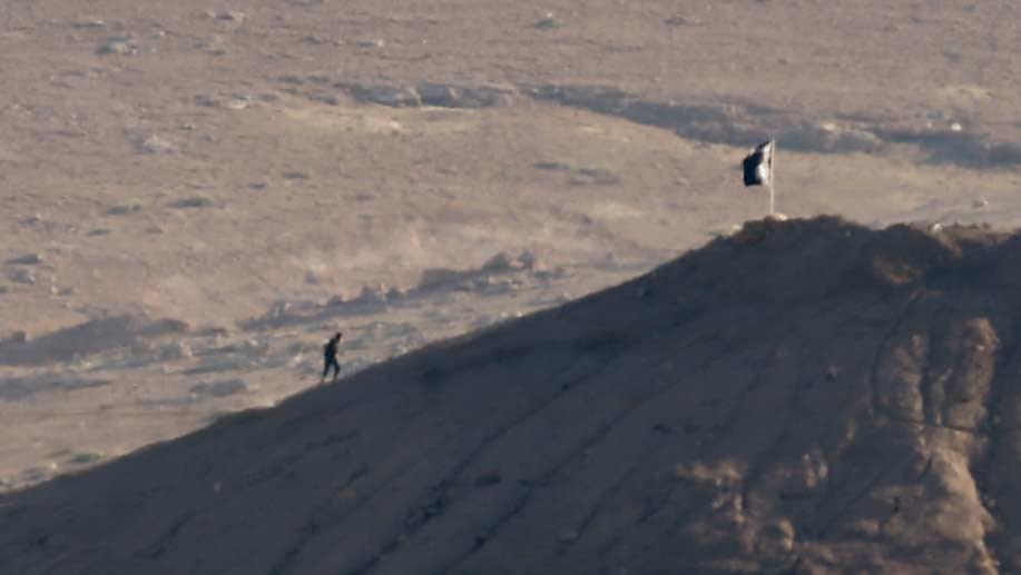 Anfang der Woche hatte der IS den strategisch wichtigen Hügel von Mischtanur am Rande der belagerten Stadt eingenommen und seine schwarze Flagge gehisst. Von hier aus können die Terroristen die Stadt mit schweren Waffen unter Dauerbeschuss nehmen.