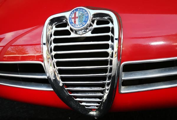 Neben dem geringen Gewicht beeindruckten die steife Aluminium-Karosserie und die schnittige windschlüpfrige Form. Beim Debüt auf dem Genfer Automobil-Salon im März 1960 war der Alfa-Romeo-Stand von Schaulustigen umringt. Um eine Giulietta Sprint Zagato herzustellen, waren 300 Arbeitsstunden nötig. Dementsprechend war die Giulietta SZ mit einem Basis-Preis von 2.875.000 Lire kein Sonderangebot.
