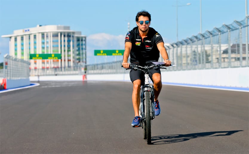 Auf die einfache Tour: Sergio Perez vom Force-India-Team bevorzugt bei der Kursbesichtigung das Fahrrad.