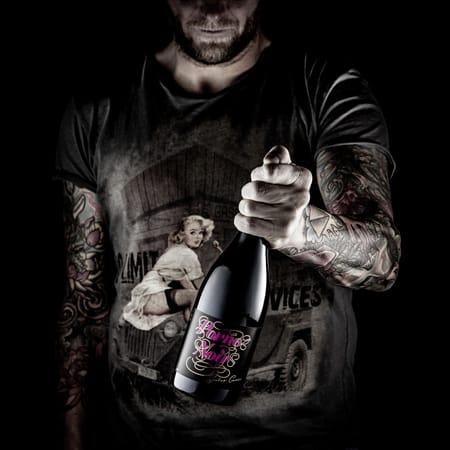 Dieser badische Rotwein trägt den Namen "Porno Noir" auf dem Etikett in Schwarz und grellem Pink. Unten steht: "Geiles Cuvée". Er ist für 18 Euro exklusiv beim "Winerocker"-Versand zu haben.