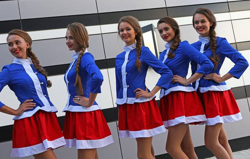 Die Grid Girls in Sotschi kommen in den Farben Russlands daher.