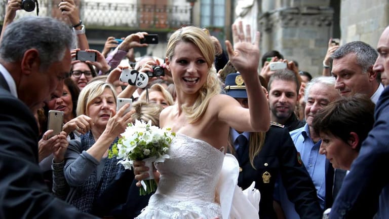 In einem roten Porsche war Michelle Hunziker in Bergamo vorgefahren. Die Presse bedrängte die schöne Braut.