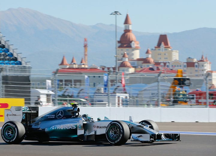 Lewis Hamilton scheint immer schneller und schneller zu werden.