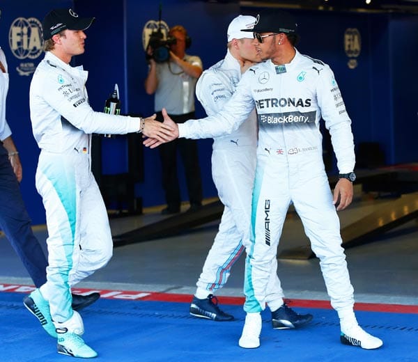 Im Qualifying ist Lewis Hamilton (re.) nicht zu schlagen. Da zollt auch Teamkollege Nico Rosberg (li.) Respekt.