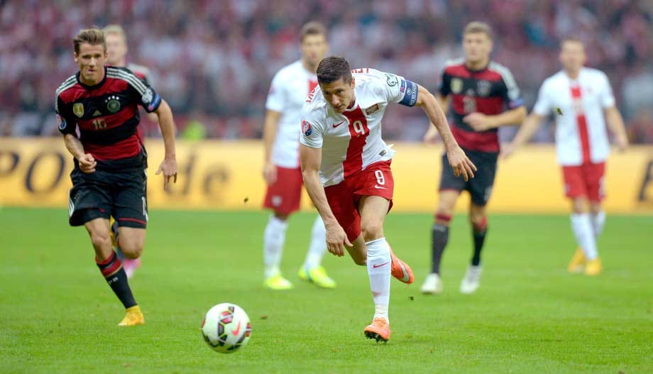 Die polnische Mannschaft um Bayern-Star Robert Lewandowski (re.) - hier im Laufduell mit Erik Durm - gestaltet den ersten Abschnitt durchaus ausgeglichen, lässt zunächst nicht viele Torchancen der deutschen Elf zu.