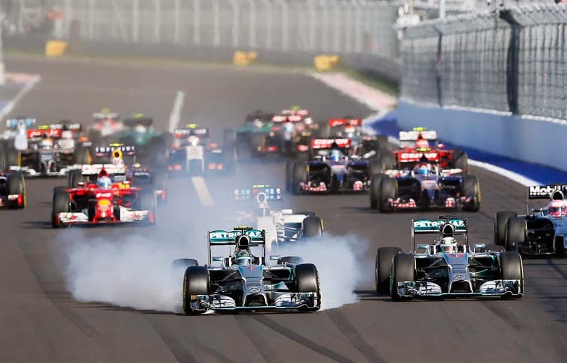 Das Rennen in Sotschi beginnt mit einem Paukenschlag: Mercedes-Pilot Nico Rosberg (li. vorne) zieht kurz nach dem Start an Polesetter Lewis Hamilton vorbei.