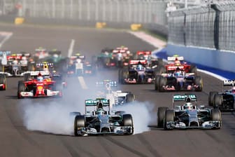 Das Rennen in Sotschi beginnt mit einem Paukenschlag: Mercedes-Pilot Nico Rosberg (li. vorne) zieht kurz nach dem Start an Polesetter Lewis Hamilton vorbei.