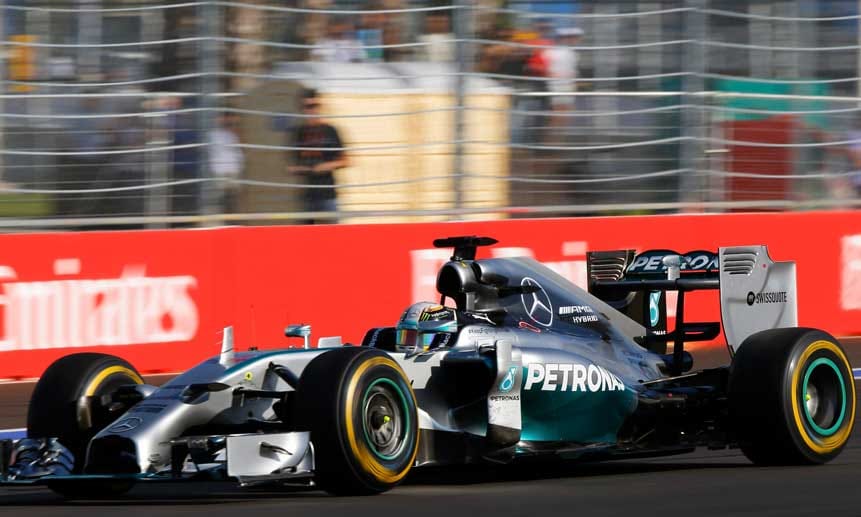 Rosbergs Stallrivale Hamilton kommt vorerst mit dem Schrecken davon und fährt das Rennen dann sauber und konzentriert zu Ende. Der britische Ex-Weltmeister spult auf dem nagelneuen Kurs in Sotschis Olympiapark an der Spitze souverän seine Runden ab.