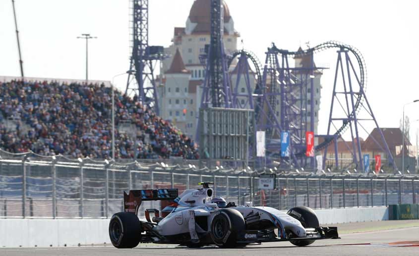Nur der Finne Valtteri Bottas kann während seines Rennens im Williams mit Hamilton an der Spitze Schritt halten, am Ende wird er vor der Kulisse des Autodroms von Sotschi Dritter.