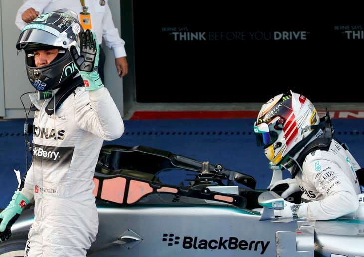 Rosberg (li.) kämpft sich stark zurück und belohnt sich mit seiner Aufholjagd am Ende sogar noch mit Rang zwei. Dennoch ist sein Rückstand auf Hamilton, den Sieger von Sotschi, in der Gesamtwertung drei Rennen vor Schluss auf 17 Punkte angewachsen.