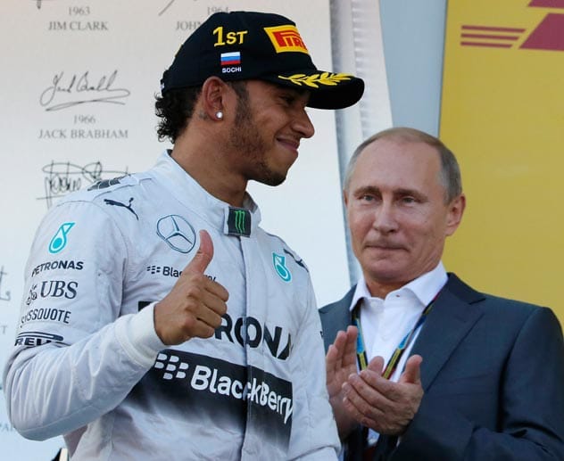Vor den Augen von Russlands Präsident Wladimir Putin (re.) sichert sich Hamilton (li.) Rang eins und steigt wieder einmal ganz oben aufs Treppchen. Der Engländer untermauert mit seinen nunmehr 291 Punkten seine Titelambitionen mit dem vierten Sieg in Folge. Rosberg auf Rang zwei hat 274 Zähler.