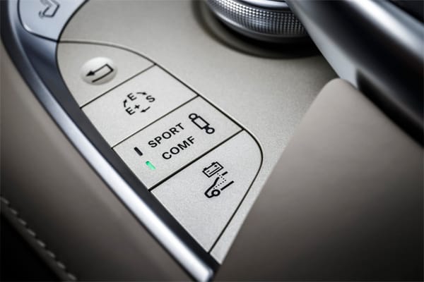 Der Fahrer kann per Taster auf der Mittelkonsole den gewünschten Fahrmodus anwählen.