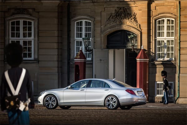 Beim Preis liegen der 442 PS starke Mercedes S 500 Plug In Hybrid (Normverbrauch: 2,8 Liter) und der 455 PS starke S 500 (Normverbrauch: 8,6 Liter) mit 108.944 Euro auf Augenhöhe.