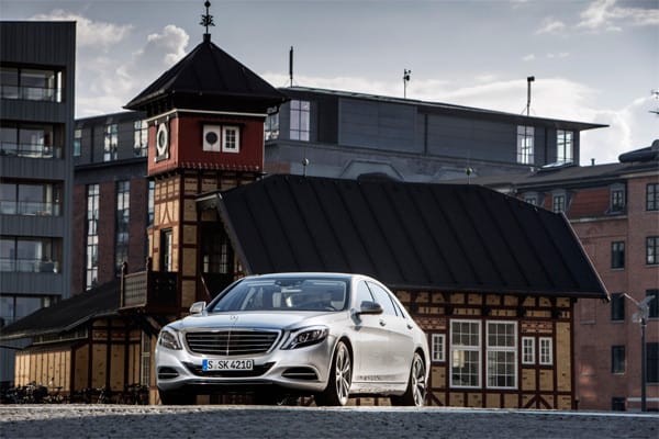 Mercedes gibt auf Akku und Hybridmodule sechs Jahre und bis zu 100.000 Kilometer Garantie.