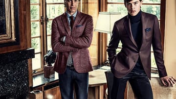 Der Trend zu herbstlichen Farbtönen - etwa Braun und Bordeaux - und coolen Mustern wie Glencheck setzt sich im Winter fort: Mit den handgefertigten Anzügen aus den feinen Tuchen von Scabal kleiden Sie sich wie ein Gentleman.