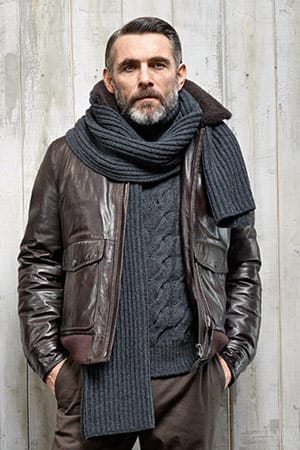 Tragen Sie ruhig groß auf: Die neuen XXL-Schals (von Baldessarini um 140 Euro) werden zum wärmenden Blickfang und passen als Materialkontrast hervorragend zu glattem Leder.