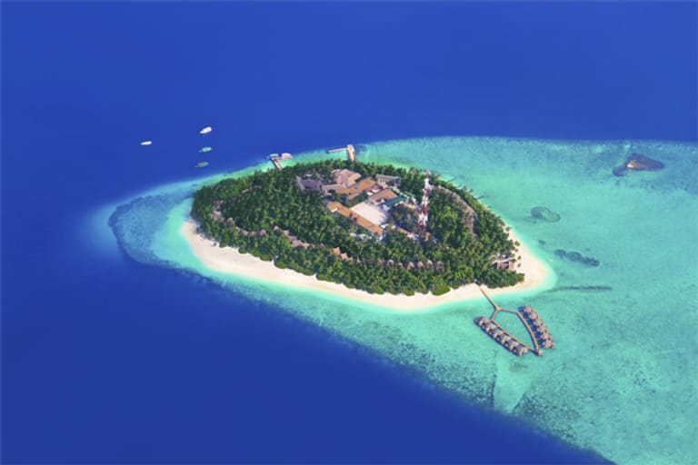 Knapp 1200 Inseln im türkis schimmernden Ozean, gesäumt von weißen Sandstränden und Palmenwäldern: Das sind die Malediven. Der 500 Kilometer von der Südspitze Indiens entfernt liegende Staat hat sich zum Traumziel für Inselsüchtige entwickelt.