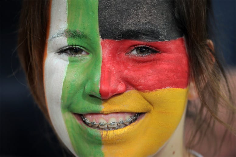 Das Herz dieses weibliche Fans scheint sowohl für Irland als auch Deutschland zu schlagen. Aber sie hat ja auch noch Zeit, sich endgültig zu entscheiden: Die Zahnspange lässt auf ein recht junges Alter schließen.