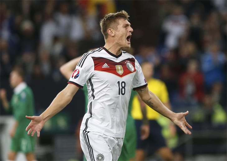 Deutschland muss lange auf das ersehnte Führungstor warten. In der 71. Minute ist es Toni Kroos, der die DFB-Fans erlöst, zum 1:0 einschießt und sich feiern lassen darf.
