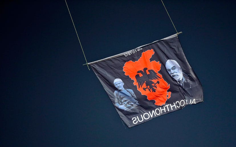 Die Drohne trägt eine Fahne mit den Umrissen von "Groß-Albanien" - eine Provokation in Richtung der Serben.