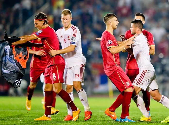 Nachdem ein serbischer Spieler die Fahne heruntergerissen hat, kommt es zu Handgreiflichkeiten zwischen den Spielern.