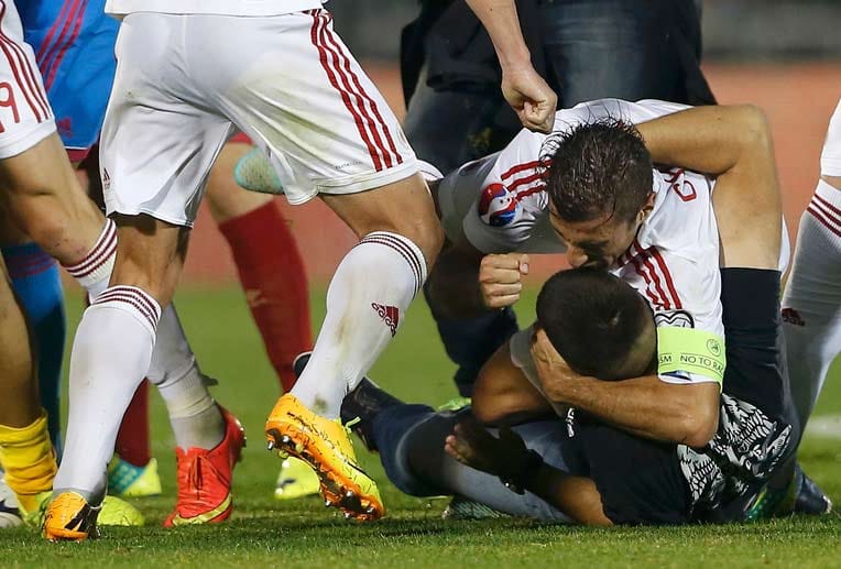 Auch serbische Fans stürmen den Rasen und prügeln sich mit den albanischen Spielern.