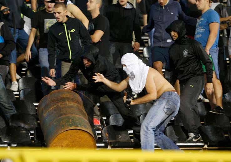 Albanische Fans waren zu dem Spiel wegen Sicherheitsbedenken nicht angereist - nicht auszudenken, wenn es auch zwischen den Anhängern zu Kämpfen gekommen wäre.