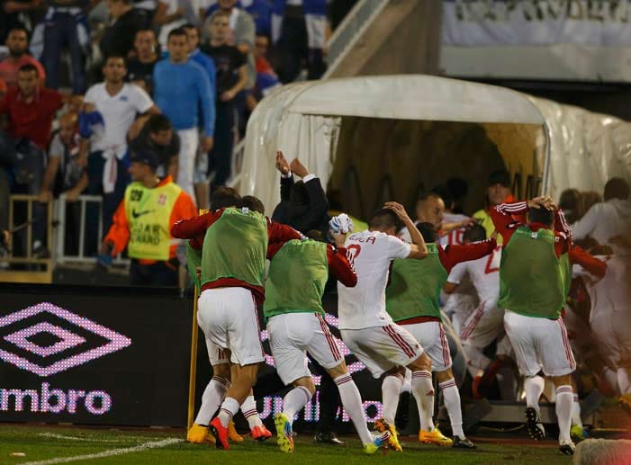 Schließlich flüchten die albanischen Spieler vor dem prügelnden Mob. Der Schiedsrichter bricht die Partie ab und pfeift sie nicht wieder an.