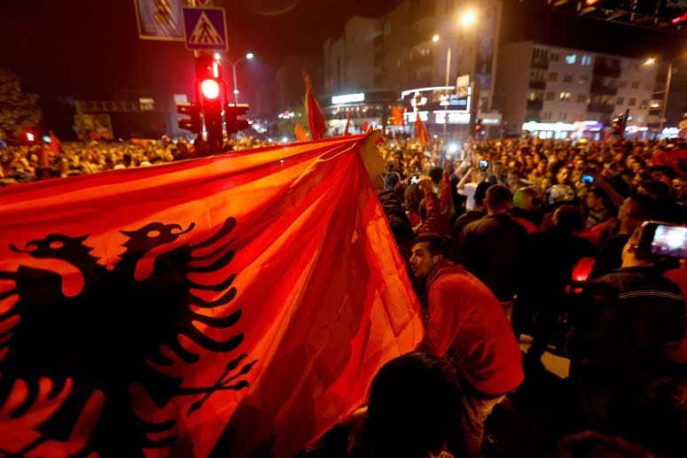 Im Kosovo versammeln sich daraufhin die Menschen auf den Straßen. Sie solidarisieren sich mit der Aktion, die angeblich von Olsi Rama, dem Bruder des albanischen Regierungschefs, ausgelöst wurde.