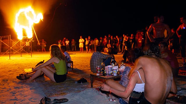 Die Full Moon Party steigt jeden Vollmond am Strand von Koh Phangan, Thailand.