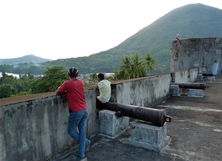 Der Ausblick vom Fort Nassau erinnert an eine typische Szene aus einem Piratenfilm. An der Brüstung rosten alte Kanonen aus Kolonialzeiten.