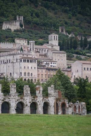 Gubbio hat 32.632 Einwohner und liegt in 522 Metern Höhe an den Hängen des Monte Ingino.