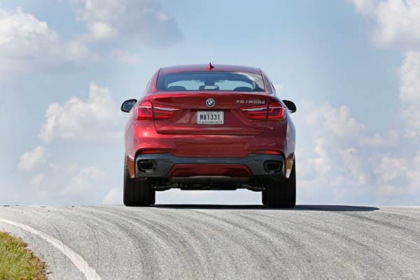 BMW lobt einen Spritverbrauch von 6,6 Litern bei sparsamer Fahrweise aus. Die Realität dürfte den Fahrer eines besseren belehren. Der CO2-Ausstoß wird mit 174 Gramm pro Kilometer angegeben. Der Tank fasst 85 Liter.