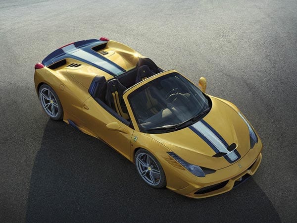 Zusätzlich zum Coupé bietet Ferrari neuerdings auch den Speciale A (aperto = offen) an. Der Spider ist allerdings auf 499 Exemplare limitiert, was sich sowieso automatisch ergeben wird, wenn die Produktion des 458 T(urbo) anläuft. Anders als beim geschlossenen 458 Speciale versteckt sich der sehenswerte V8 vor neugierigen Blicken. Dafür dürfte das Sound-Erlebnis offen noch intensiver sein.