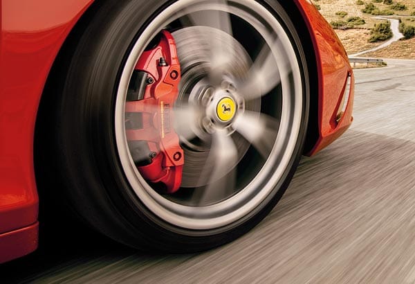 Ferrari konstruiert traditionell zusammen mit dem italienischen Spezialisten Brembo hervorragende Bremsen. Die neuen Carbon-Keramik-Scheiben versprechen im warmen Zustand neben besonderer Ausdauer und geringen Gewicht auch 31 Meter aus Tempo 100 – atemberaubend!