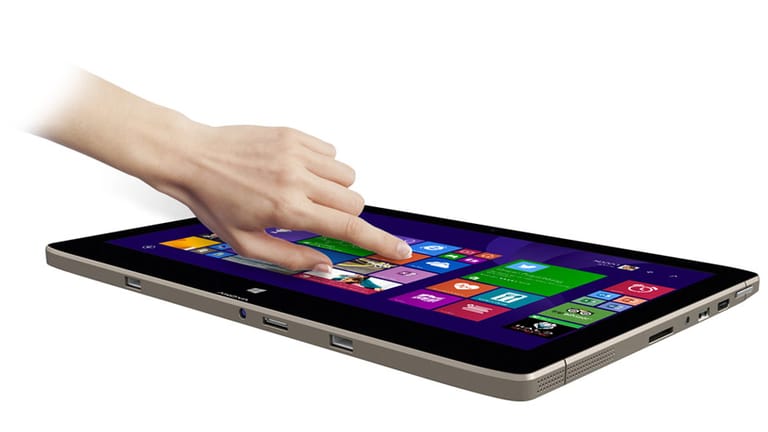 Als reines Tablet ist der Medion Akoya S6214T sehr groß und mit 1,36 kg zu schwer für ein freihändiges Halten.