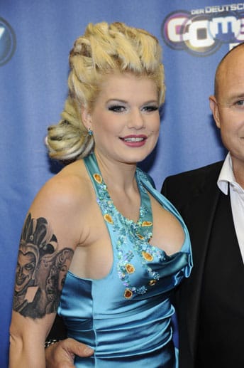 Bei der Verleihung des Deutschen Comedypreises präsentierte Melanie Müller ihr großes, neues Oberarm-Tattoo: Auf der einen Seite prangt ein gruseliger Harlekin-Kopf, daneben die schöne Marilyn Monroe.