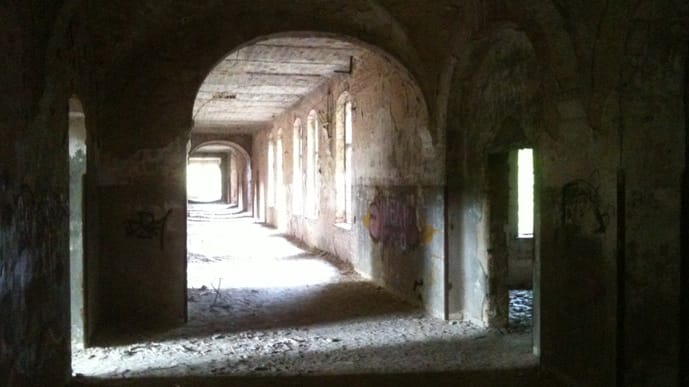 Das Krankenhaus "Beelitz-Heilstätten" in Brandenburg wurde 1898 erbaut, um die zu dieser Zeit weit verbreitete Tuberkulose zu heilen, diente dann aber während der Weltkriege als Lazarett. Betäubungsmittel waren rar, deshalb mussten die Patienten häufig bei vollem Bewusstsein operiert werden. Auch heute noch sollen ihre Schreie durch die verfallenen Gemäuer hallen.