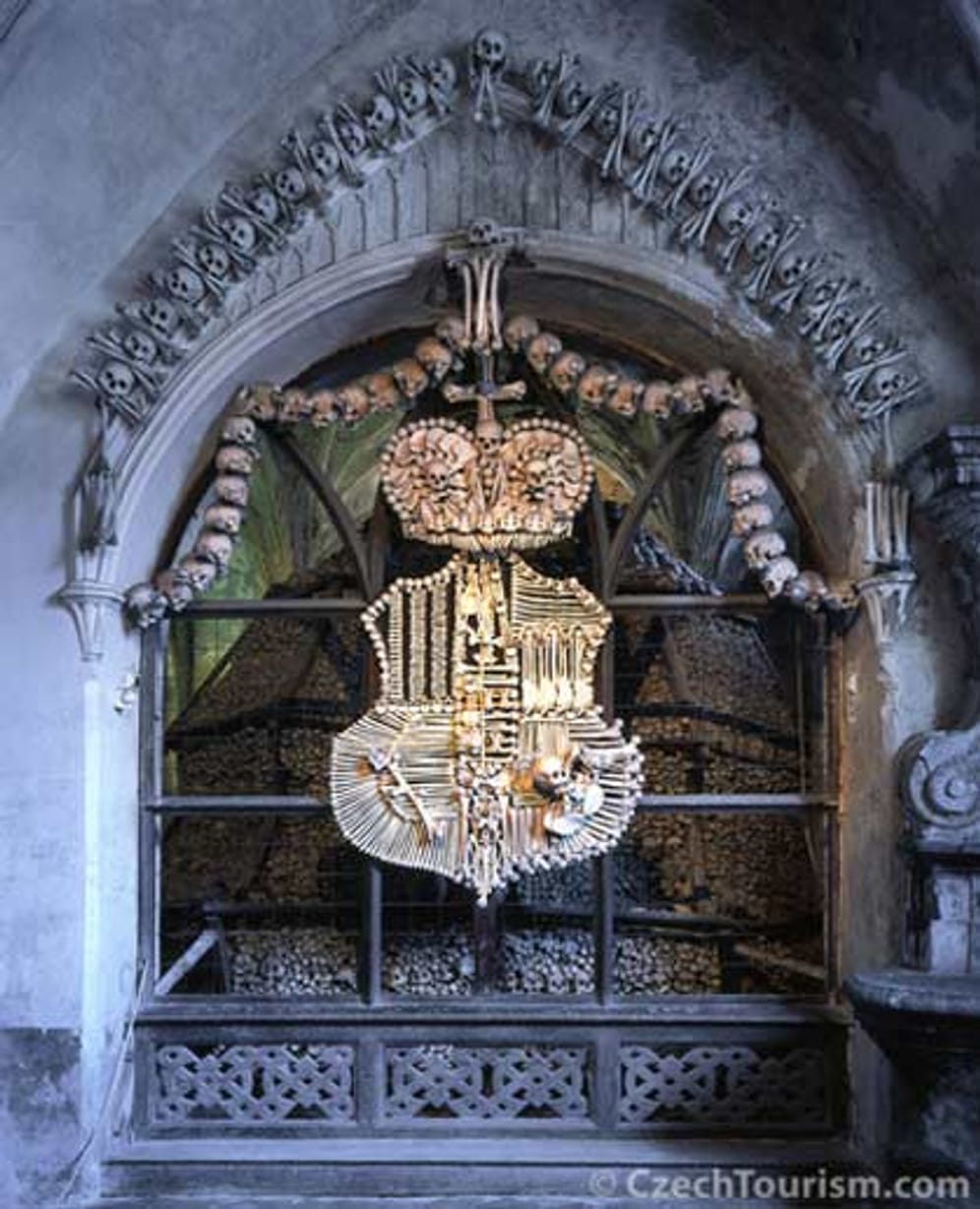 Erde aus dem Heiligen Land machte den Friedhof der tschechischen Stadt Sedlec zur Pilgerstätte. Menschen aus ganz Europa wollten ausschließlich dort begraben werden. Als der Friedhof aus allen Gräbern platzte und überall Knochen lagen, hat man diese zu morbiden Kunstwerken verarbeitet.