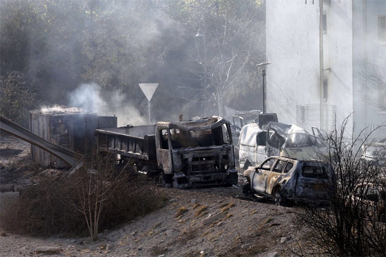 Baufahrzeuge und zahlreiche Autos brannten nach dem verheerenden Unglück völlig aus.