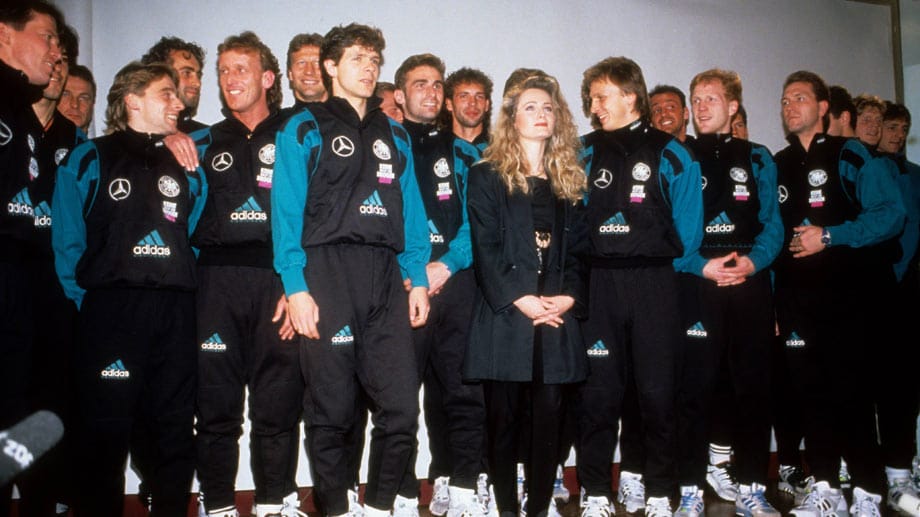 1994 griff die deutsche Fußballnationalmannschaft zusammen mit Nicole zum Mikro. Anlässlich der WM in den USA versuchten sich die Kicker gemeinsam mit der Schlagersängerin an dem Titel "It's Just A Game".