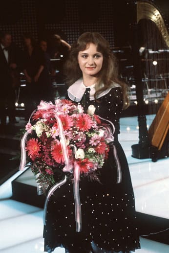 Das Kleid, das Nicole 1982 bei ihrem großen Auftritt trug, besitzt die Sängerin noch immer: "Ich habe es einer Schaufensterpuppe angezogen, die in meinem Hausflur steht." Besonders beachtlich: Auch mehr als drei Jahrzehnte später passt Nicole noch immer in das Outfit hinein.