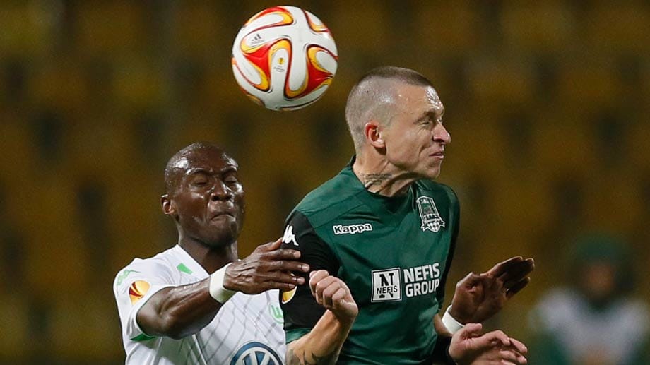 Ein "blindes" Kopfballduell liefern sich Joshua Guilavogui (li.) und Pavel Mamaev im Europaleague-Spiel zwischen Wolfsburg und FK Krasnodar.