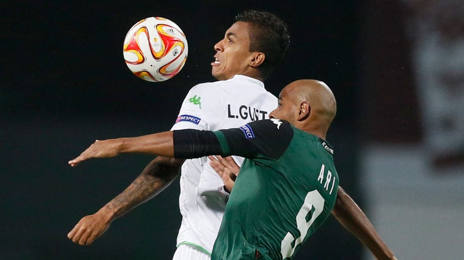 Verbissener Kampf um den Ball: Wolfsburgs Luiz Gustavo (li.) im Duell mit Krasnodars Ari.